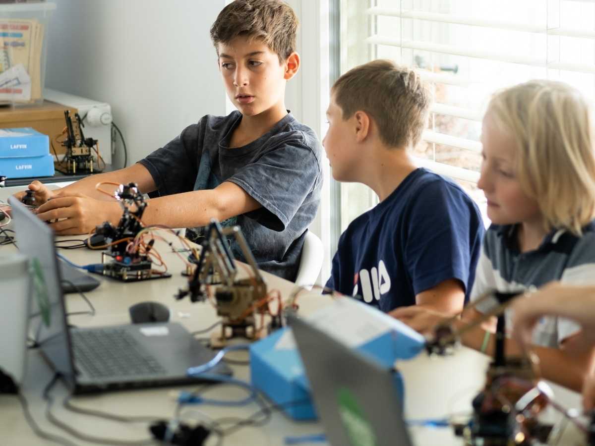 Kinder programmieren Roboter im Robotik-Unterricht des Robbo Club