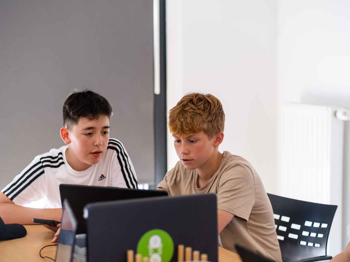 Kinder arbeiten gemeinsam an einem Laptop