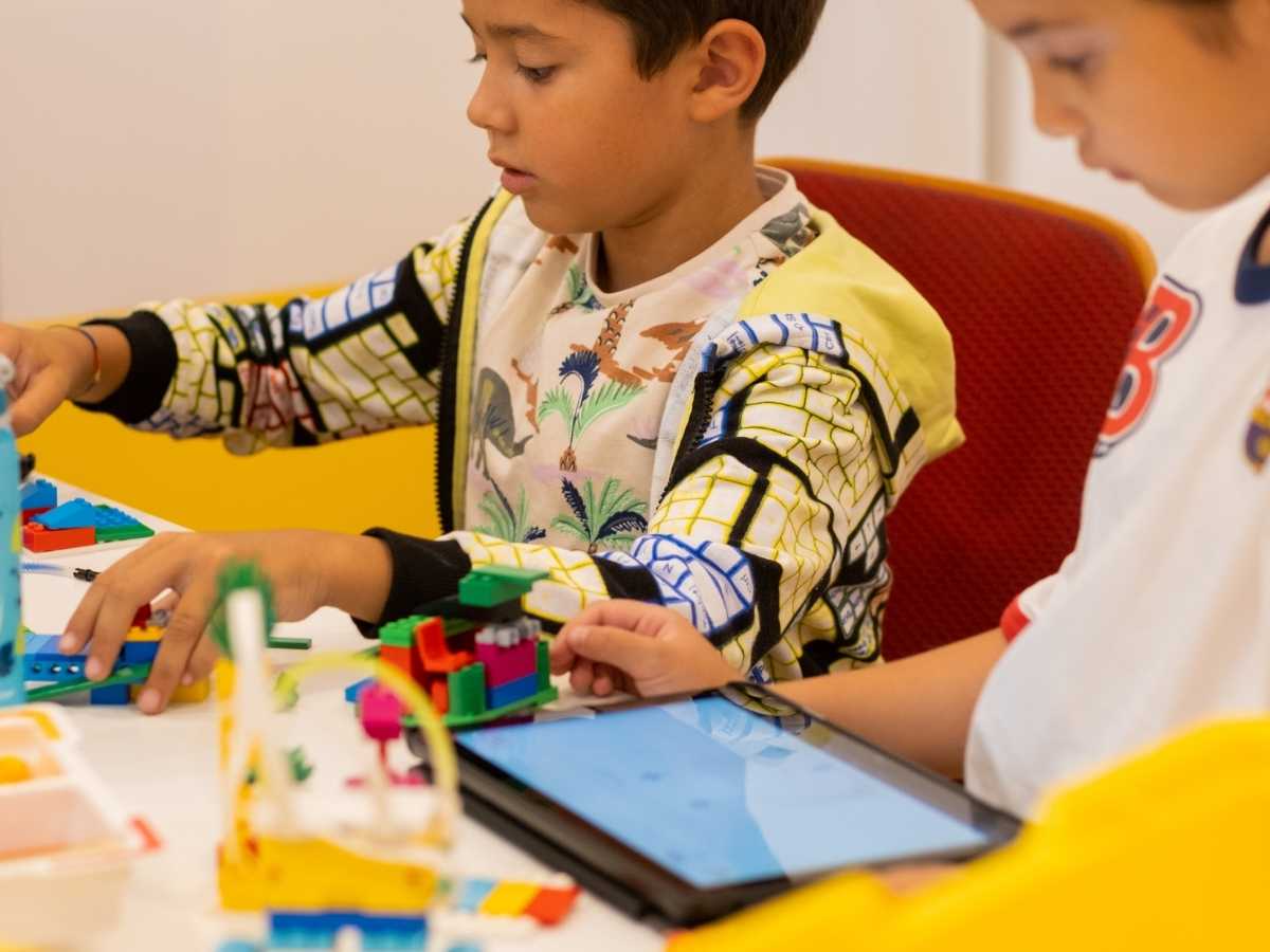 Kinder bauen kreative Modelle mit LEGO Education im Robbo Club