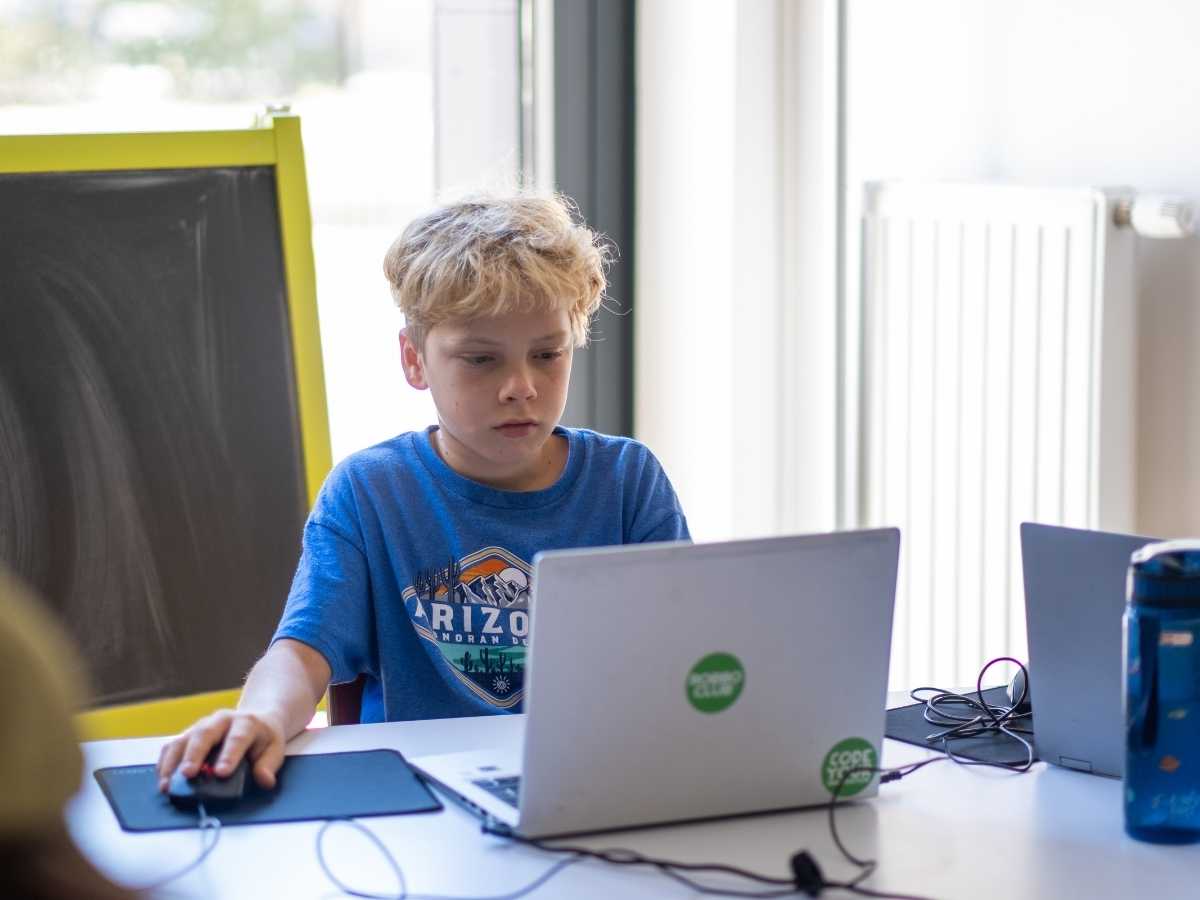 Beim Zusammenbau elektronischer Komponenten lernen Kinder die Grundlagen moderner Technik und entwickeln ein Verständnis für funktionale Systeme.