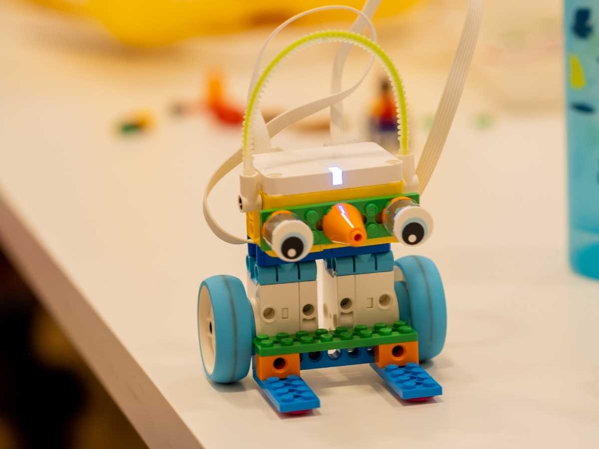 Selbstgebauter LEGO Education Roboter auf dem Tisch