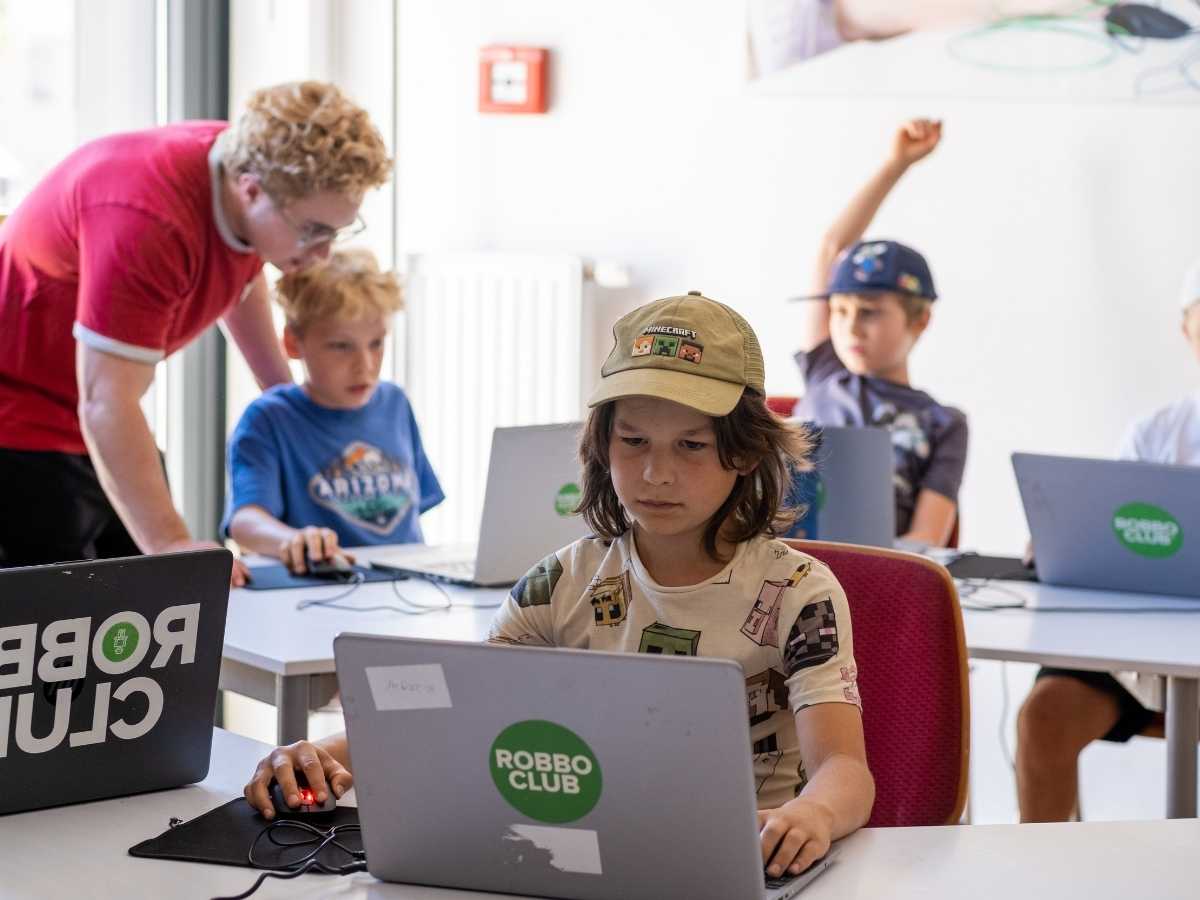 Kinder programmieren gemeinsam am Laptop im Robbo Club Wien