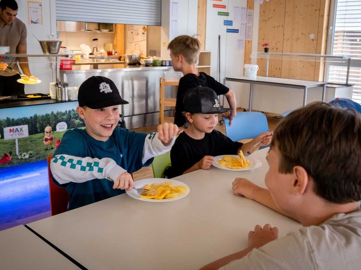 Gemeinsames Mittagessen der Kinder im Sommer-Camp im Robbo Club Wien