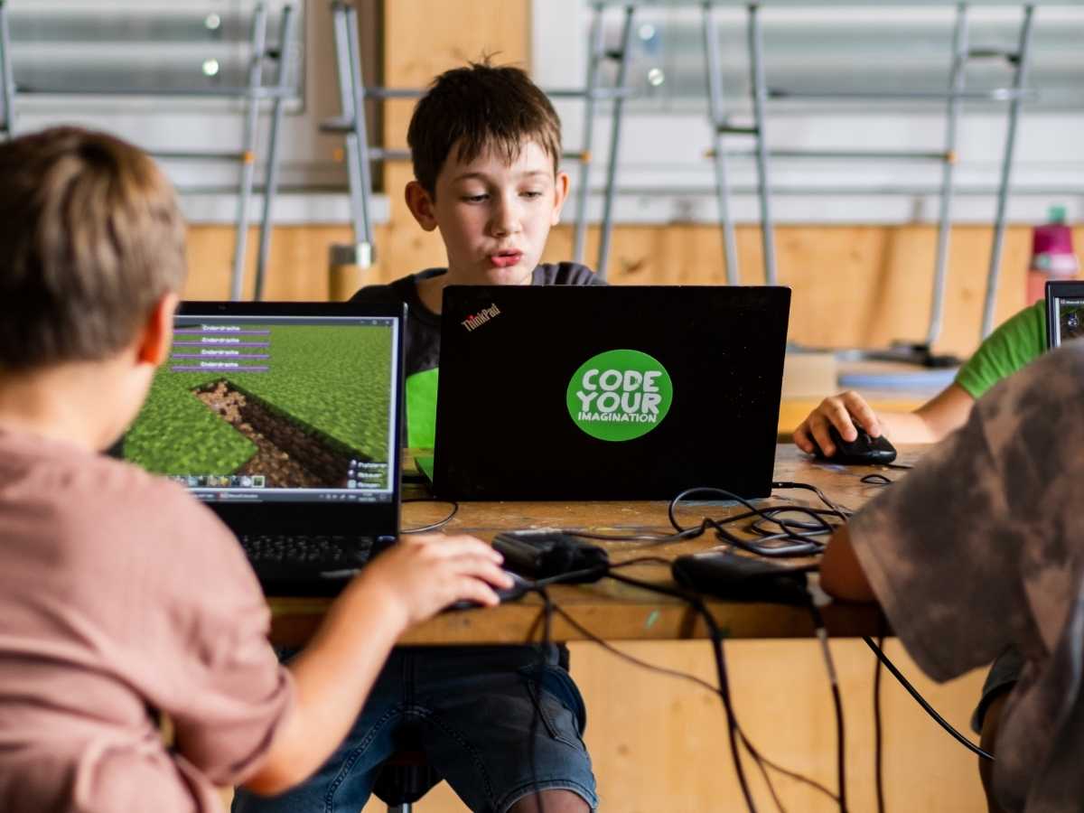 Kinder programmieren und spielen Minecraft im Sommer-Camp Wien