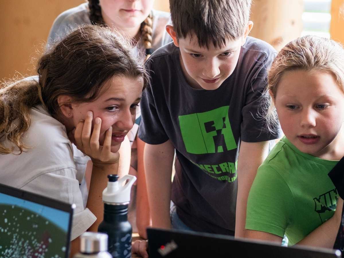 Kinder verfolgen gespannt ein digitales Projekt im Robbo Club