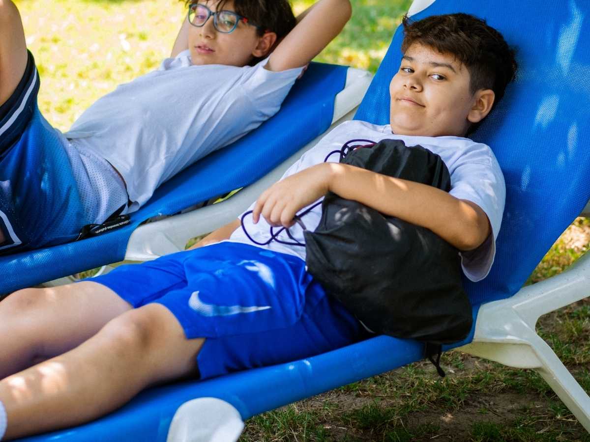 Erholungspause der Kinder im Sommer-Camp im Freien