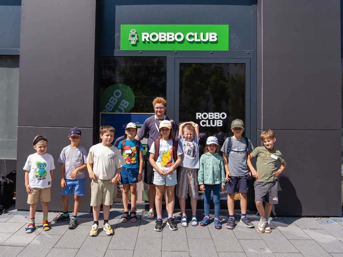 Große Kindergruppe mit Betreuer vor dem Robbo Club