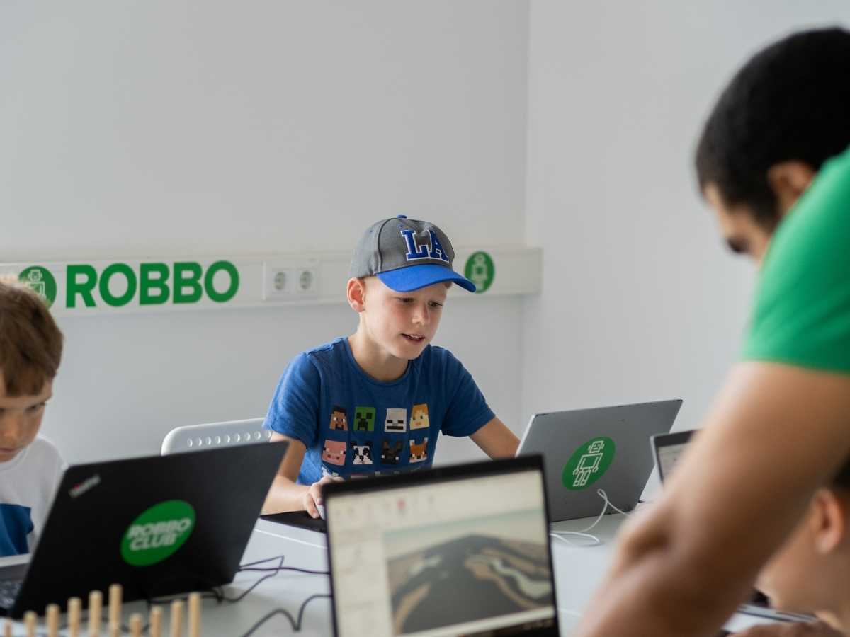 Kinder lernen Programmieren im Klassenraum des Robbo Club