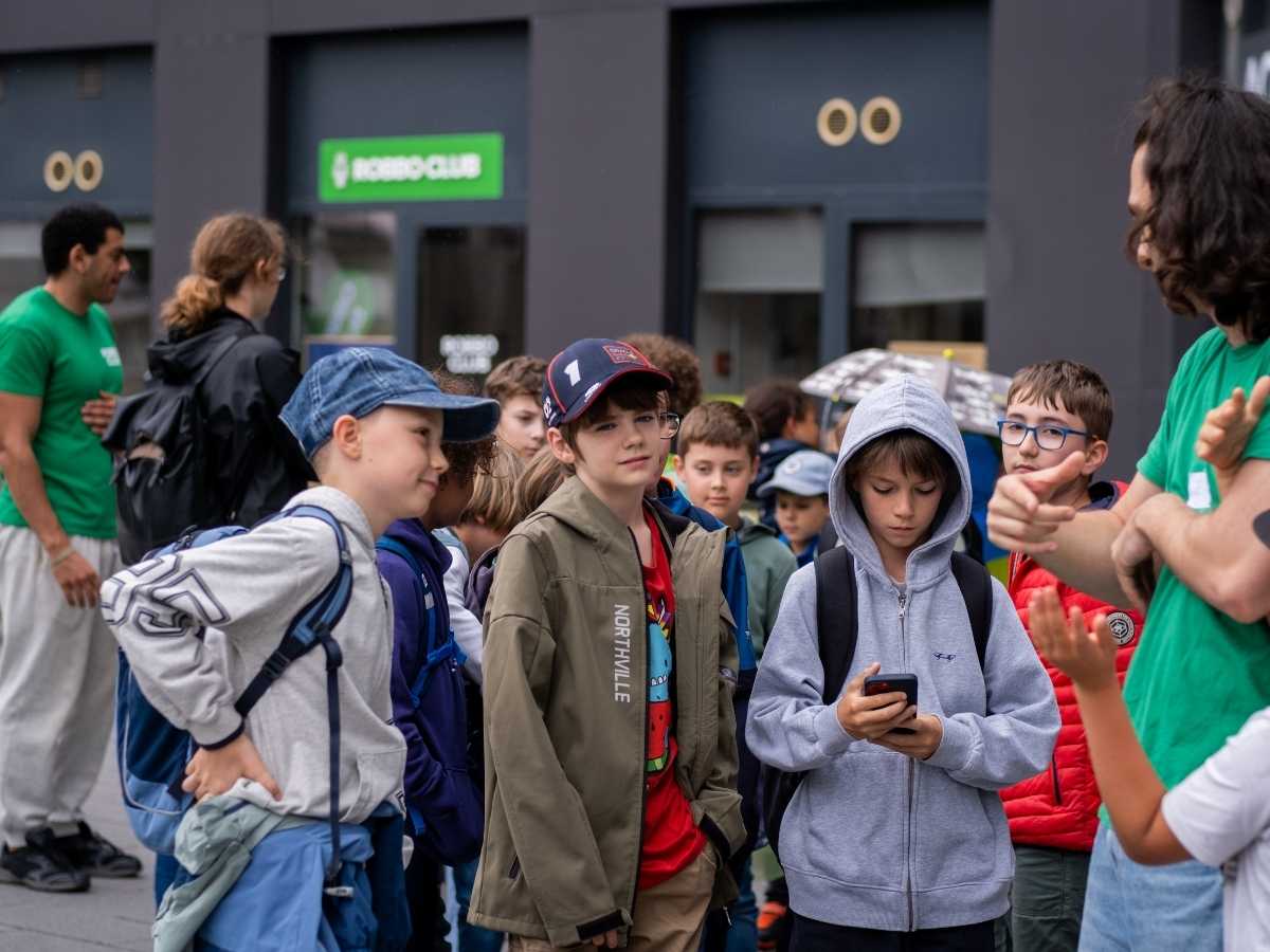 Kindergruppe vor dem Robbo Club Eingang bei einer Exkursion
