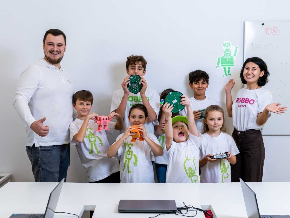 Kinder präsentieren Robotik-Projekte im Robbo Club
