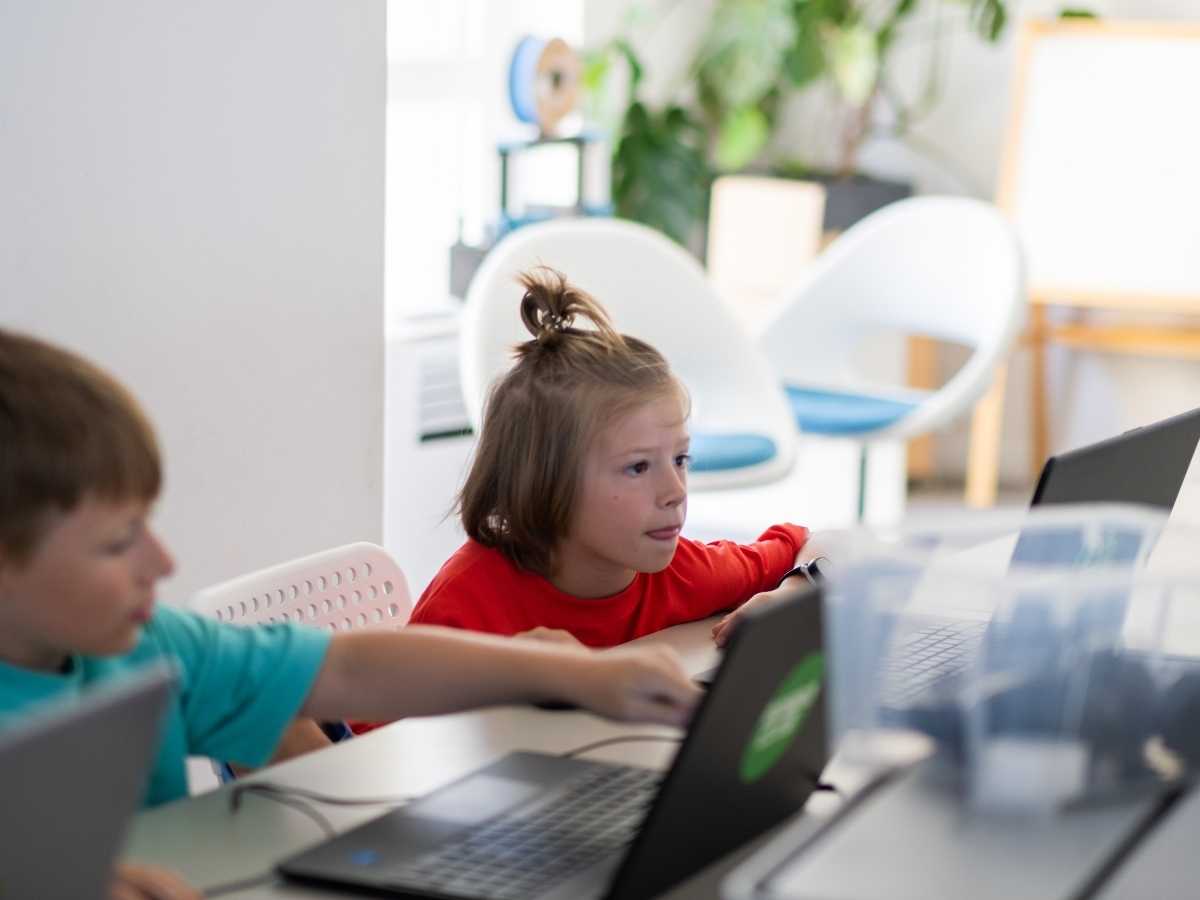 Kind lernt Programmieren am Laptop im Robbo Club Wien