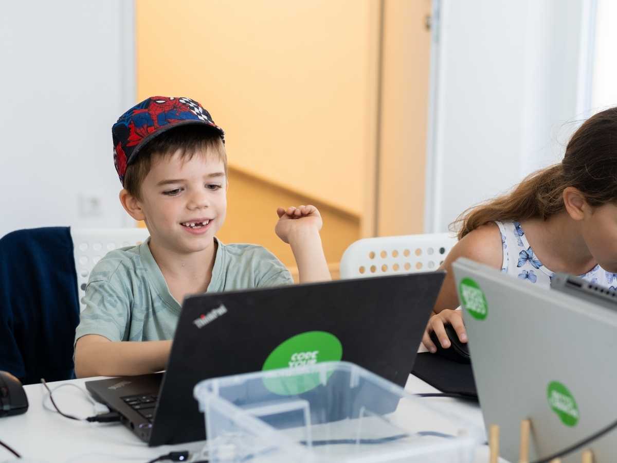 Kind freut sich über Erfolg beim Programmieren im Robbo Club