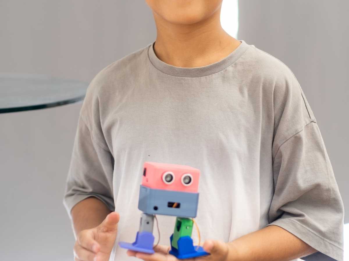 Kind präsentiert selbstgebauten Roboter im Robbo Club