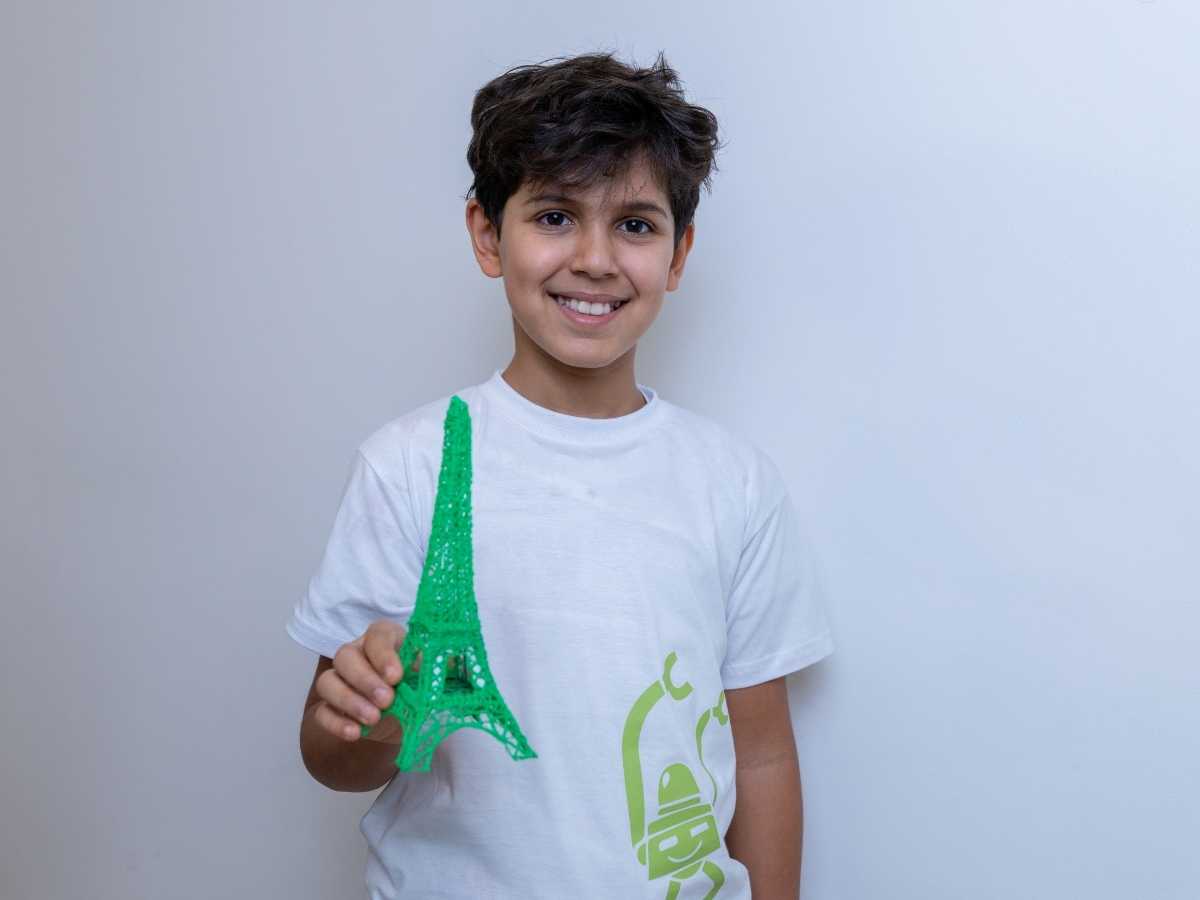 Kind hält 3D-gedrucktes Modell im Robbo Club