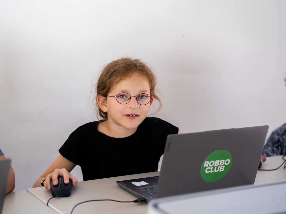 Mädchen programmiert am Laptop im Robbo Club Unterricht
