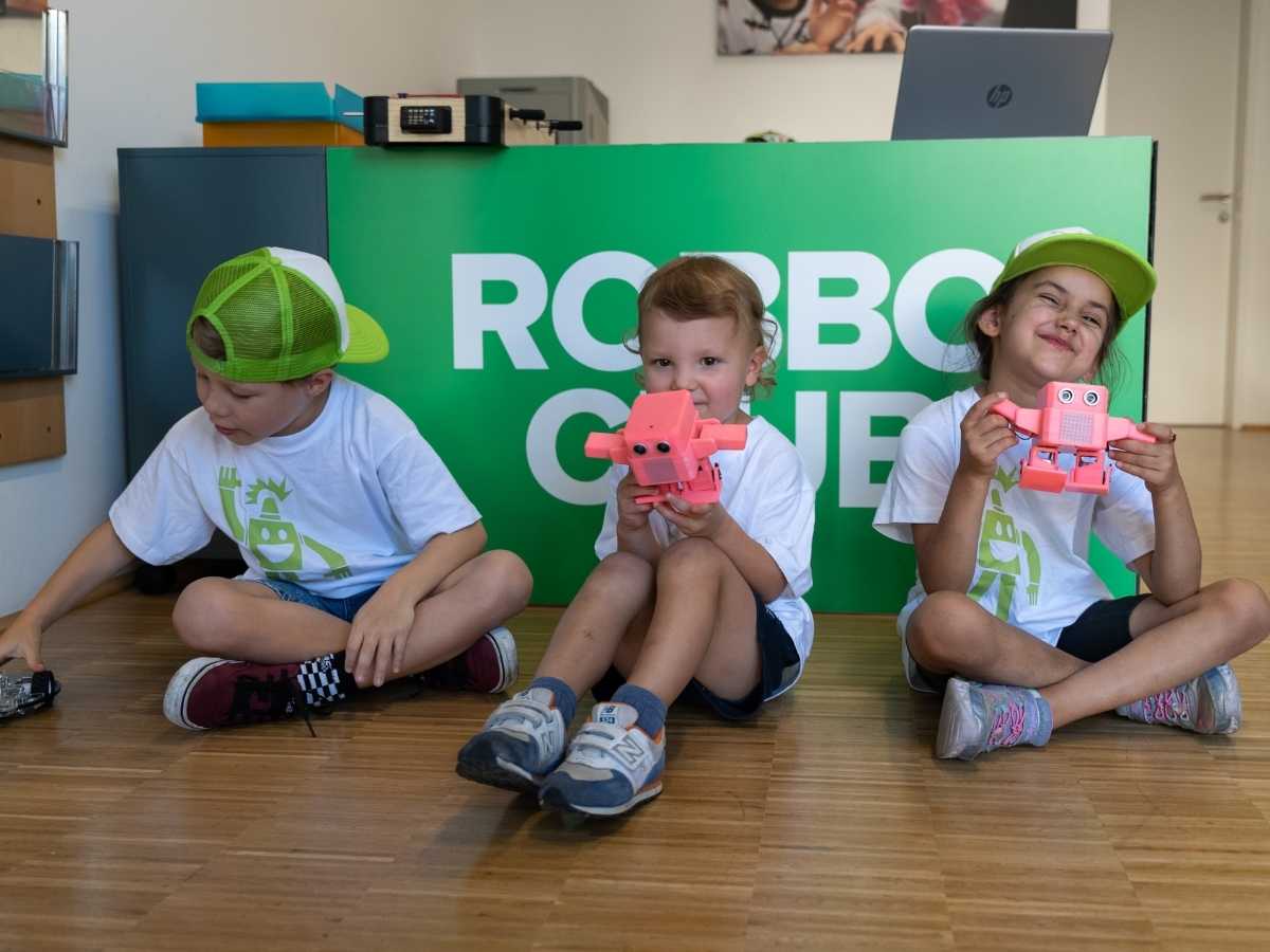 Kinder zeigen selbstgebaute Roboter im Robbo Club