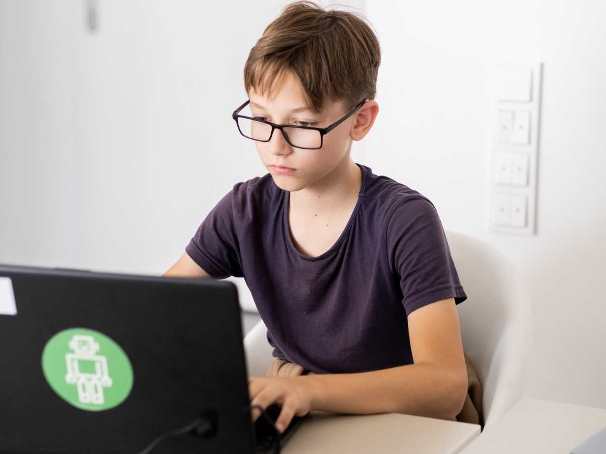 Junge programmiert am Laptop im Robbo Club Sommer-Camp in Wien