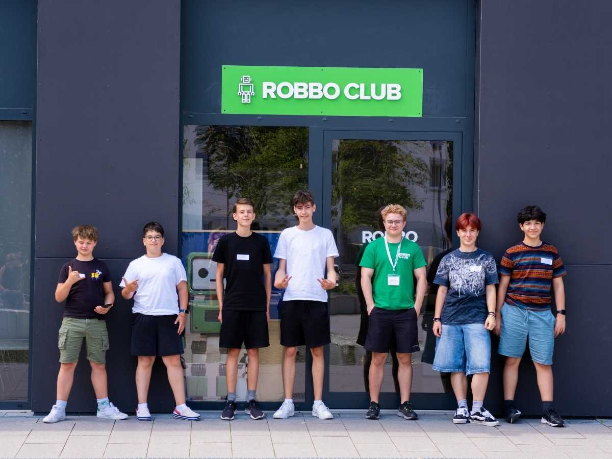 Jugendliche Teilnehmer vor dem Robbo Club Standort