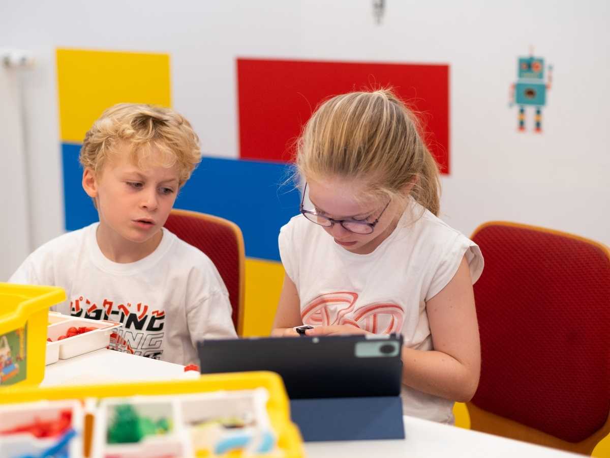 Kinder lernen gemeinsam mit Tablet im Robbo Club Wien