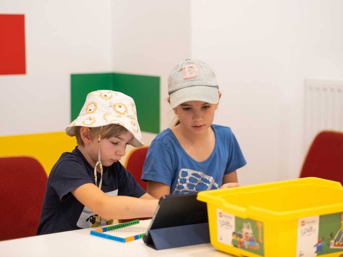 Kinder programmieren mit Tablet und LEGO Education im ROBBO Club