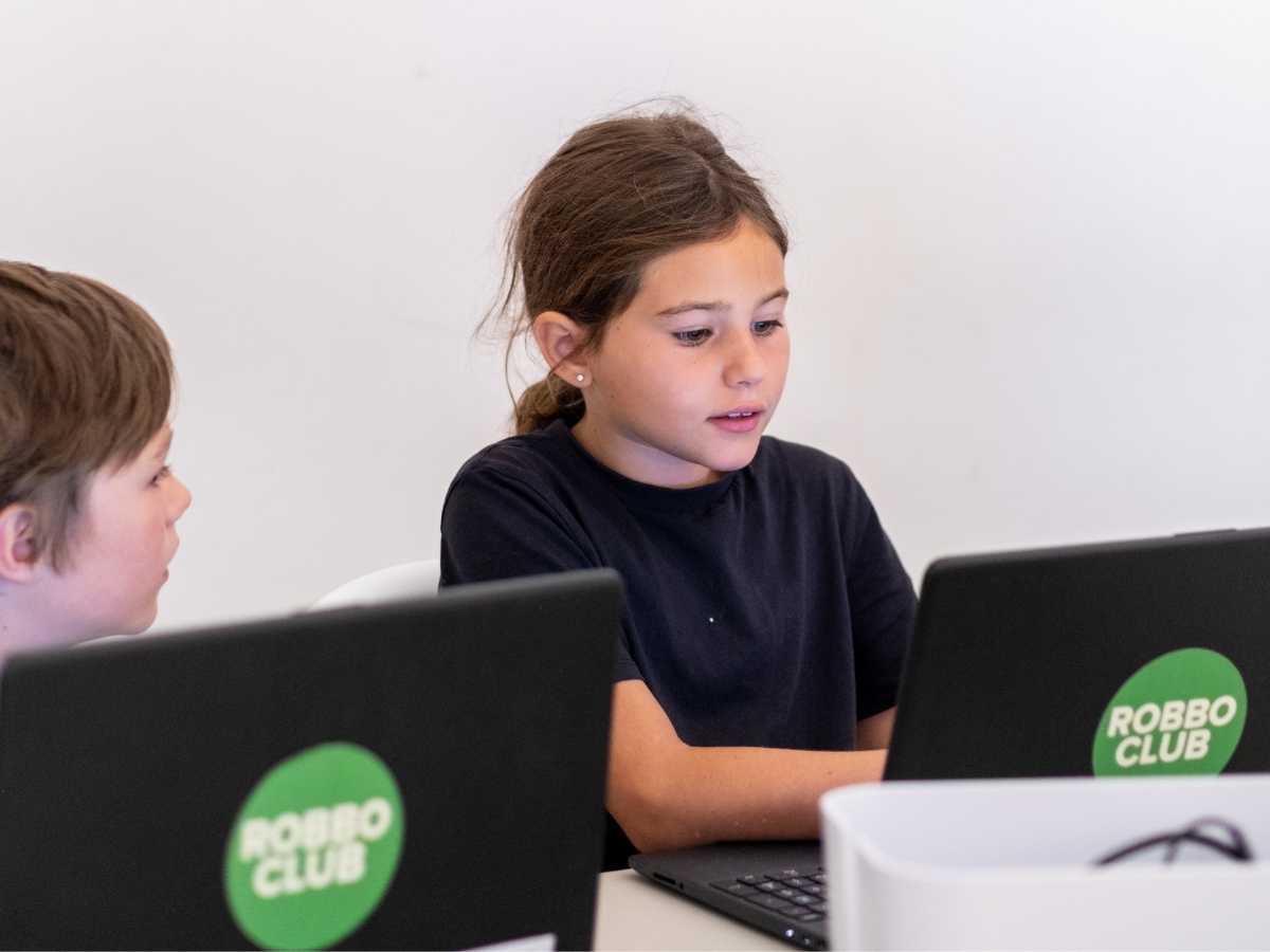 Mädchen programmiert am Laptop im ROBBO Club