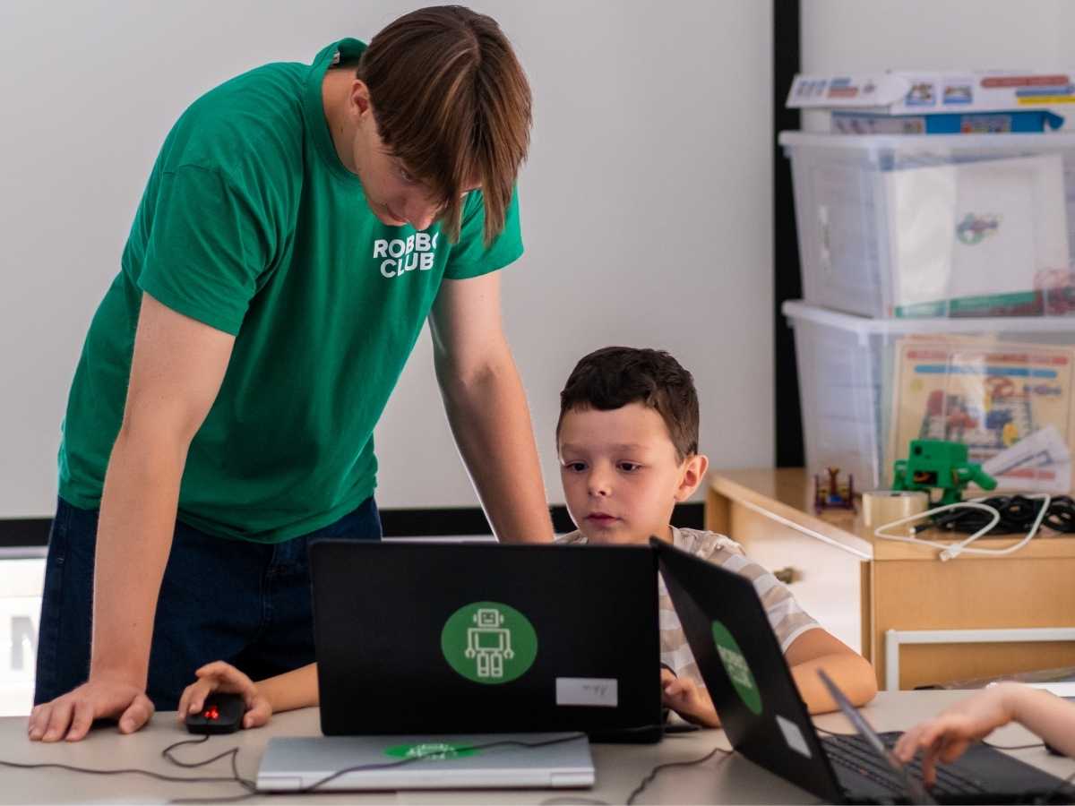 Roboter- und Programmierunterricht mit Betreuung im ROBBO Club