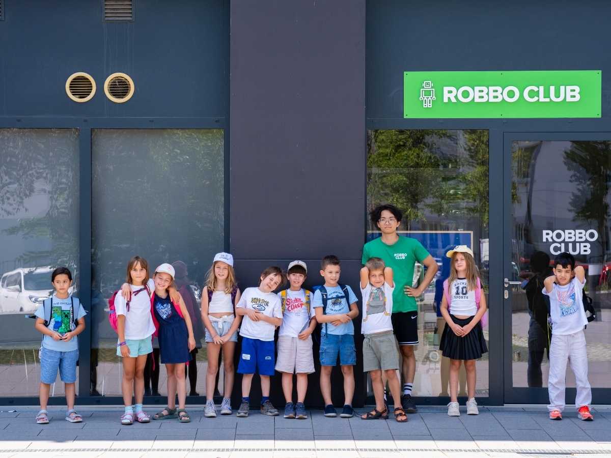 Kindergruppe mit Trainer vor dem Robbo Club Wien
