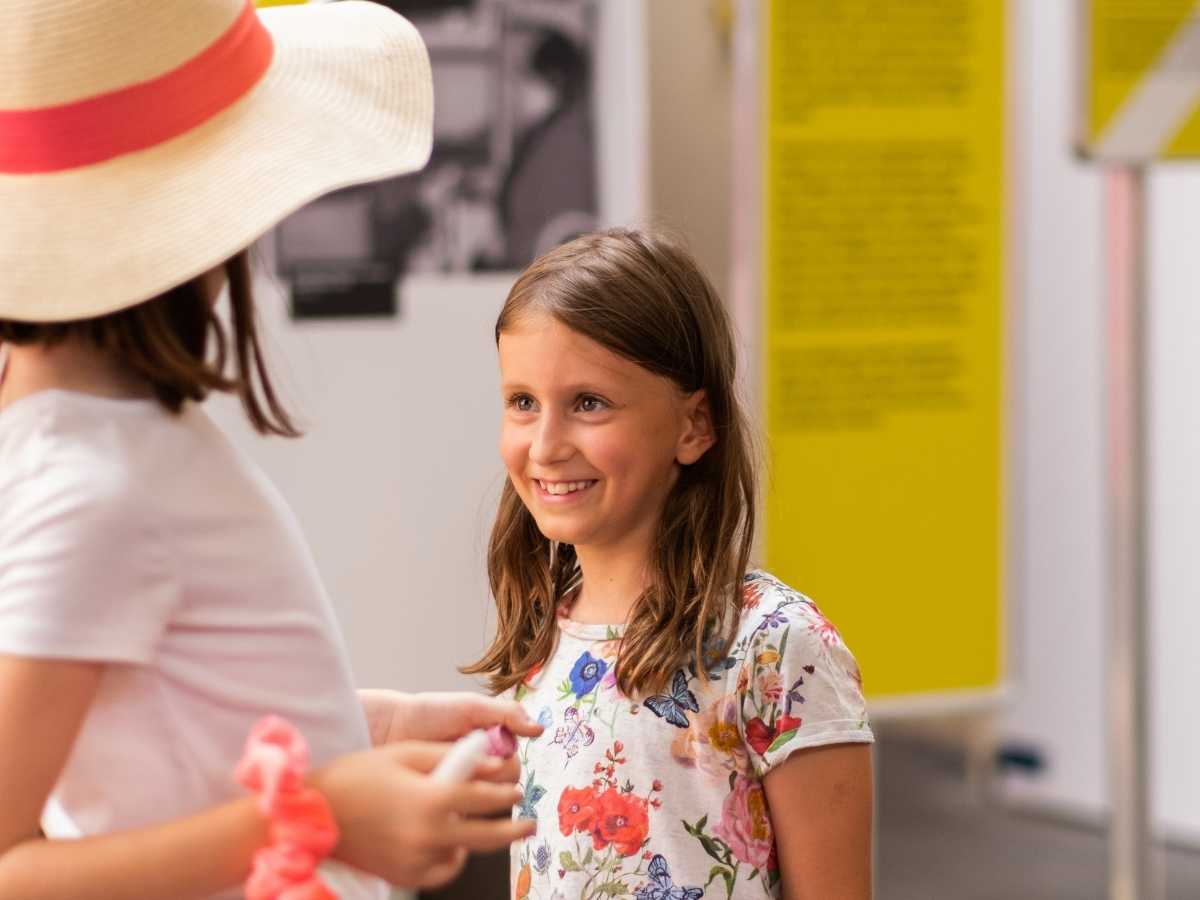 Glückliches Kind während einer kreativen Lernaktivität im Robbo Club