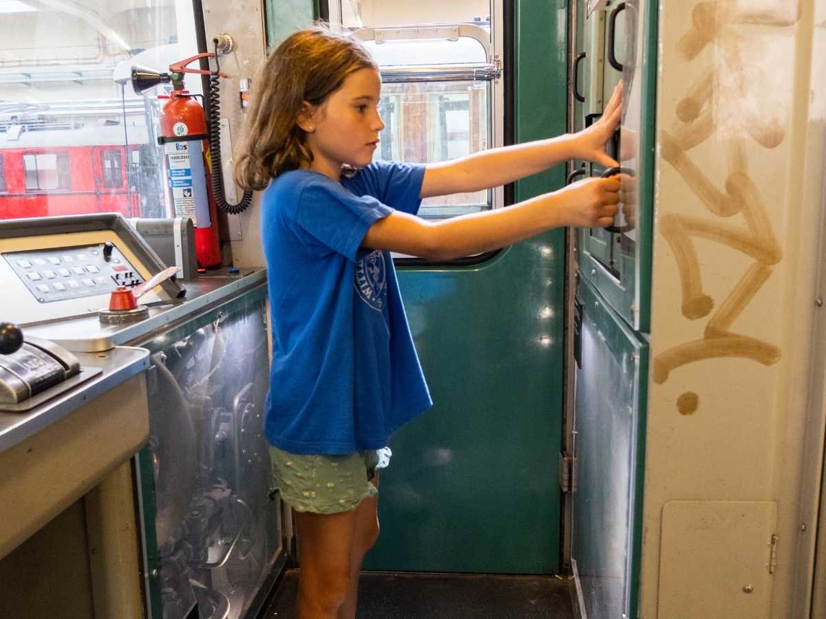 Kind erkundet technische Umgebung und Bedienelemente während eines Lernprojekts