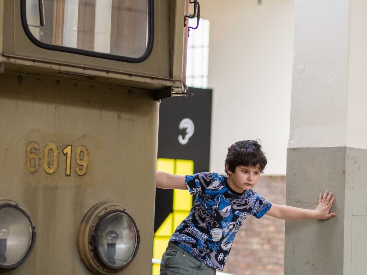 Kind bewegt sich spielerisch durch einen technischen Lernraum