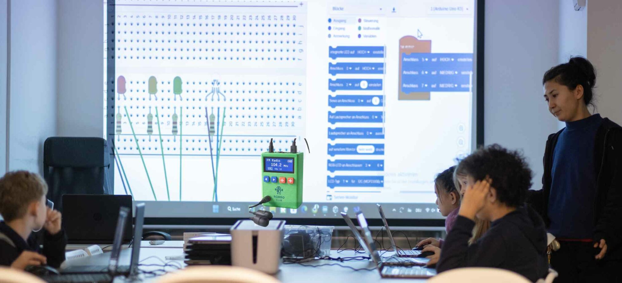 Kinder lernen Elektronik und Programmierung mit einem selbstgebauten FM-Radio im ROBBO Club