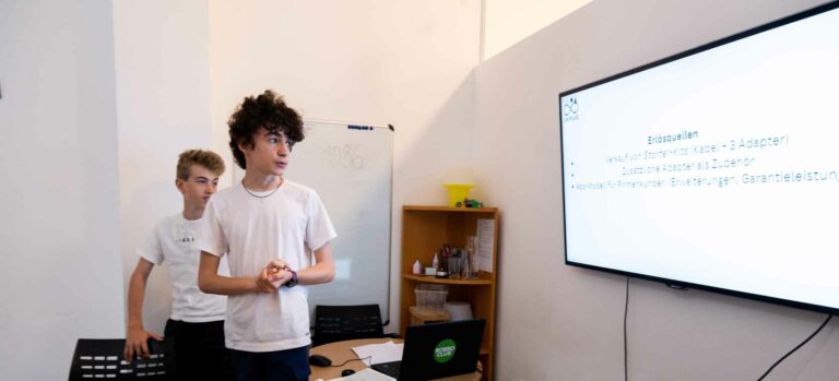 Jugendliche präsentieren ihr Projekt im Start-up Camp
