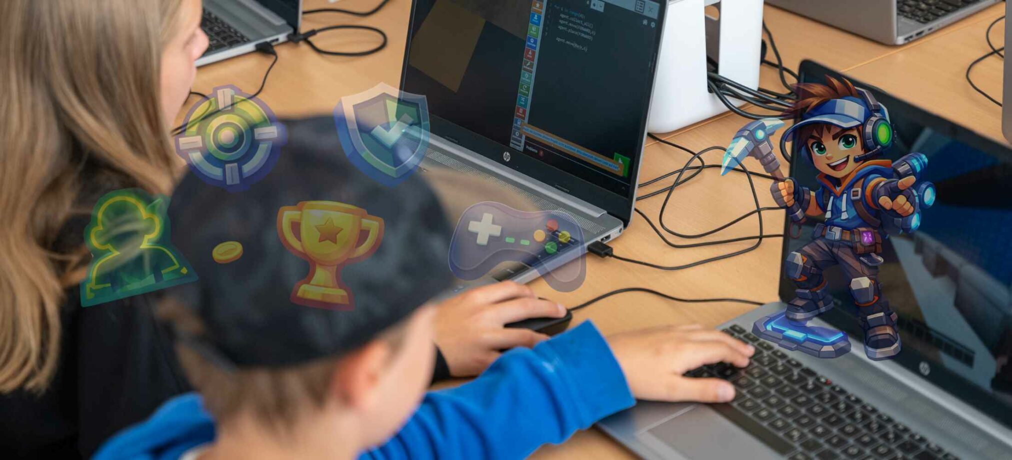 Kinder entwickeln ein eigenes Arena-Game am Laptop im ROBBO Club Sommer Camp