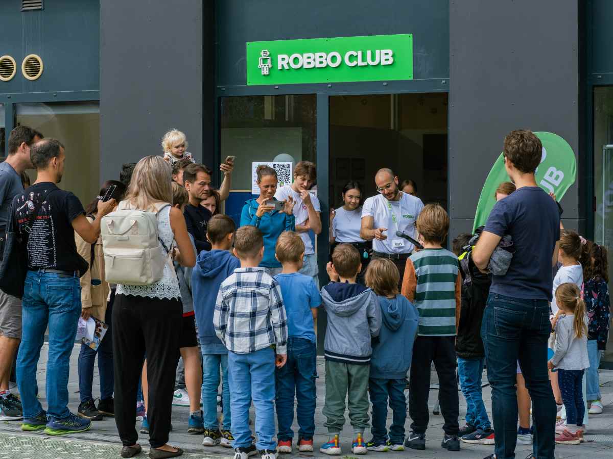 Kinder und Eltern beim Tag der offenen Tür im ROBBO Club Wien