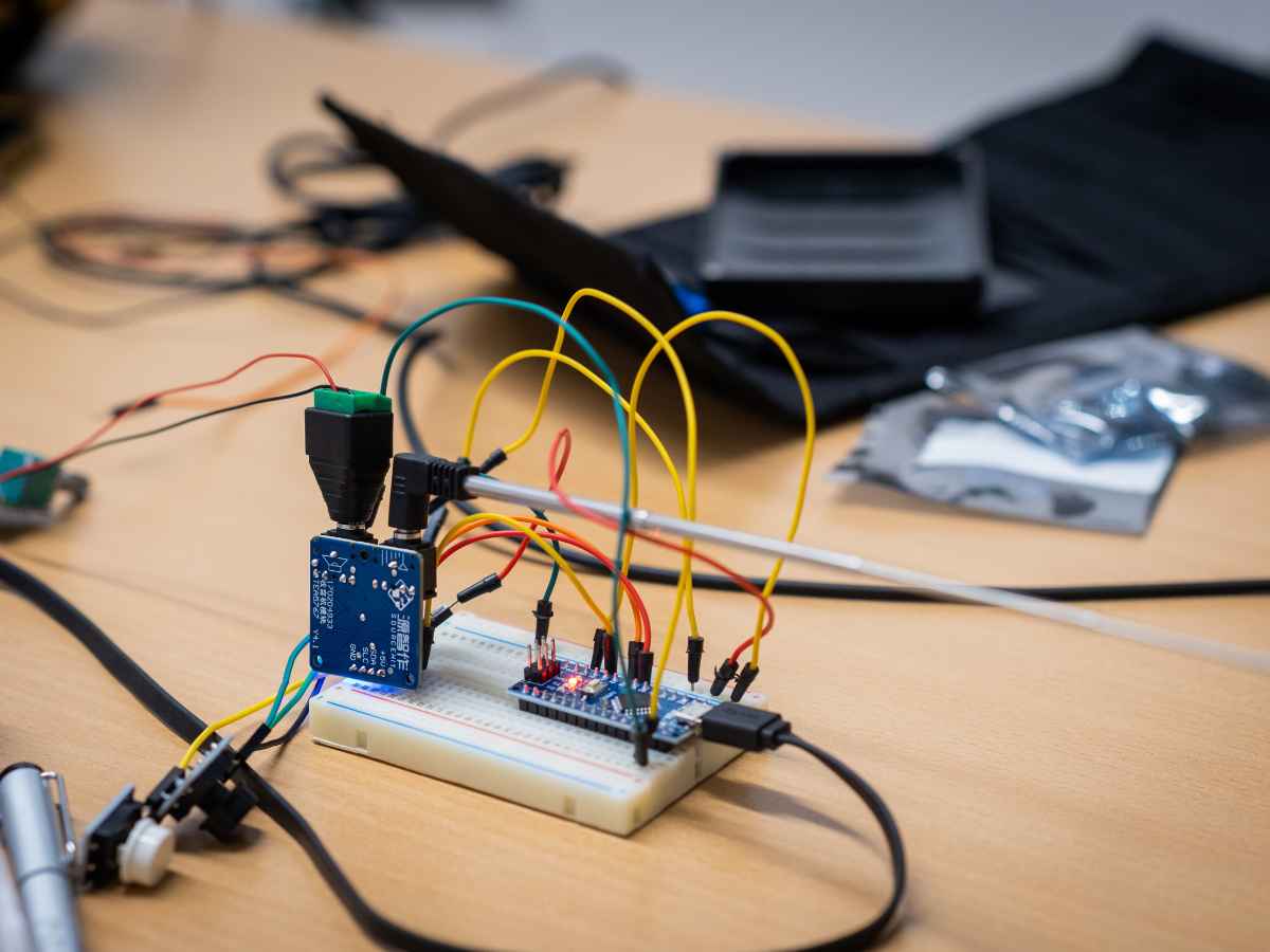 Aufgebautes Radioprojekt auf einem Breadboard mit Mikrocontroller, Kabeln und elektronischen Bauteilen.