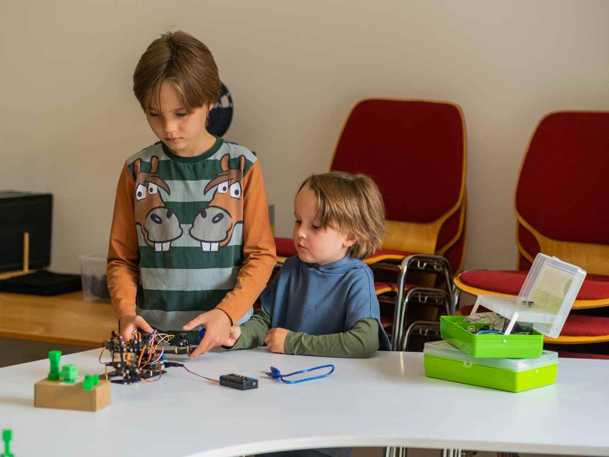 Zwei Kinder experimentieren mit einem Robotik-Set