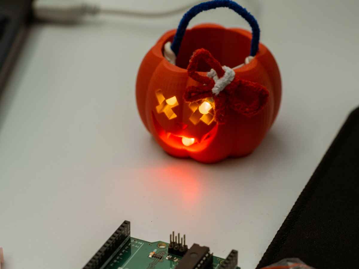 3D-gedruckter Halloween-Kürbis mit eingebaute LEDs, die im Inneren leuchten.
