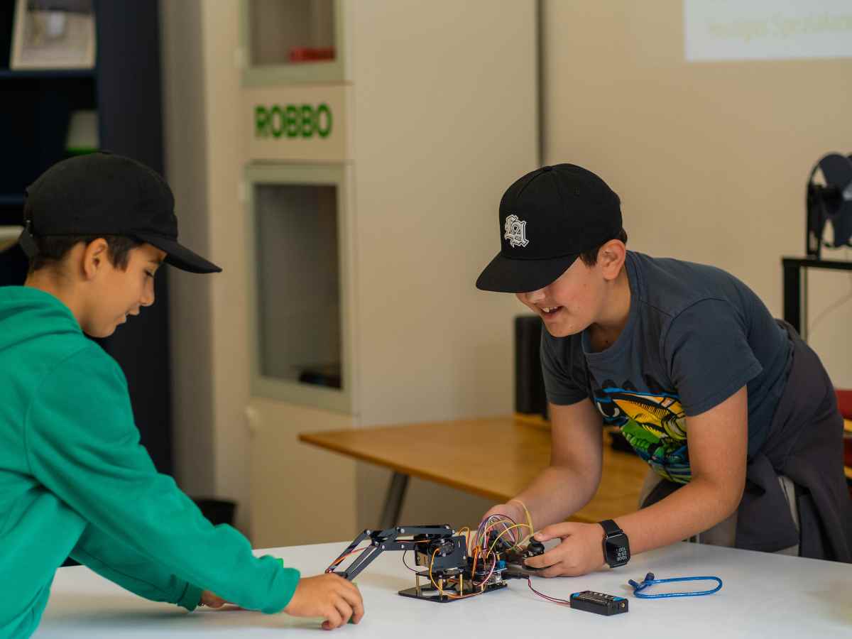 Kinder steuern gemeinsam einen Roboter im Workshop