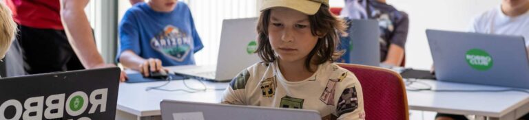 Kind programmiert am Laptop im ROBBO Club Wien – Spieleentwicklung Kurs für Kinder