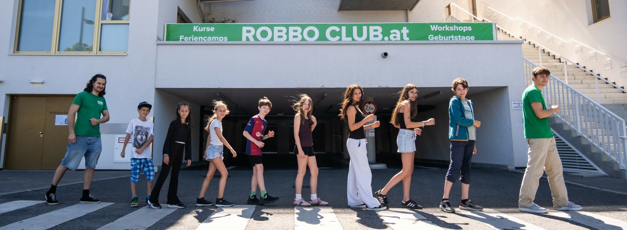 Kinder posieren vor dem ROBBO CLUB Wien Eingang