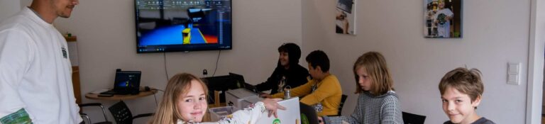 Kinder entwickeln Roblox Spiele im ROBBO Club Wien – Roblox Kurs für Kinder 11-13 Jahre