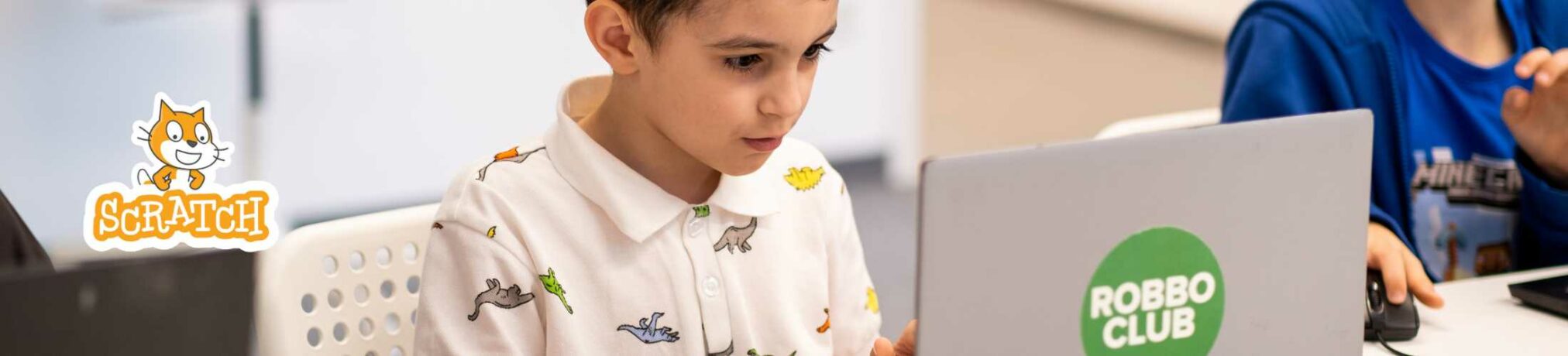 Kind programmiert im Scratch Camp Wien am Laptop — ROBBO Club Sommercamp