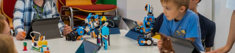 Kinder programmieren LEGO BOOST Roboter mit Tablets im ROBBO Club Wien