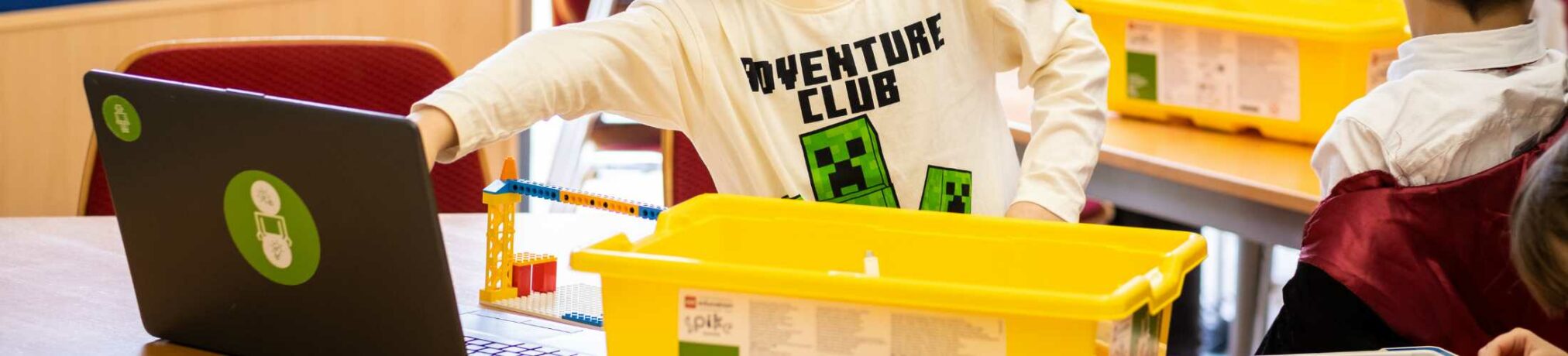 Zwei Kinder programmieren ein eigenes Sonic-Spiel im ROBBO Club Wien