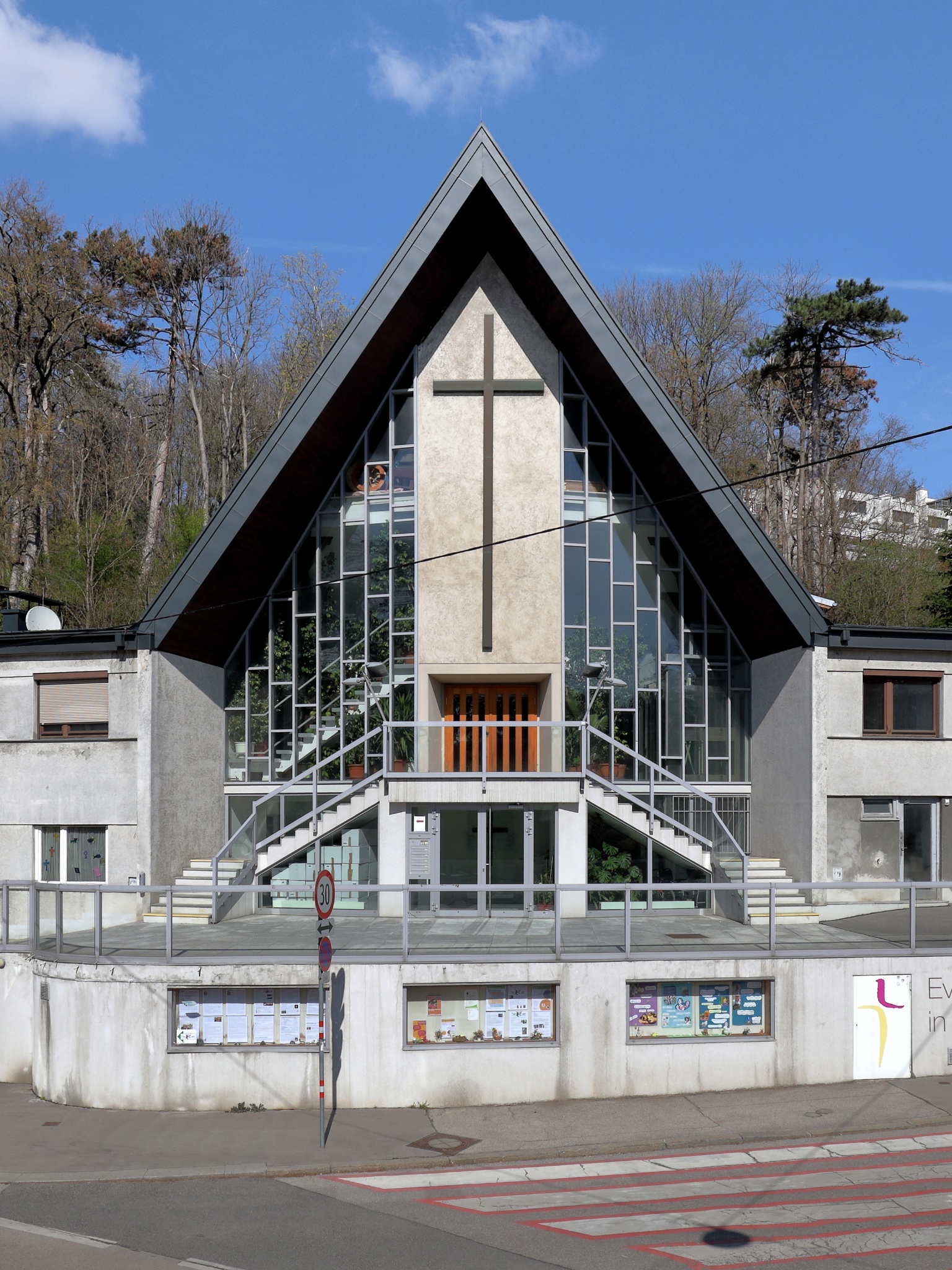 Evangelische Trinitatiskirche in der Freyenthurmgasse 20 mit spitzem Giebeldach, großem Kreuz und Glasfassade