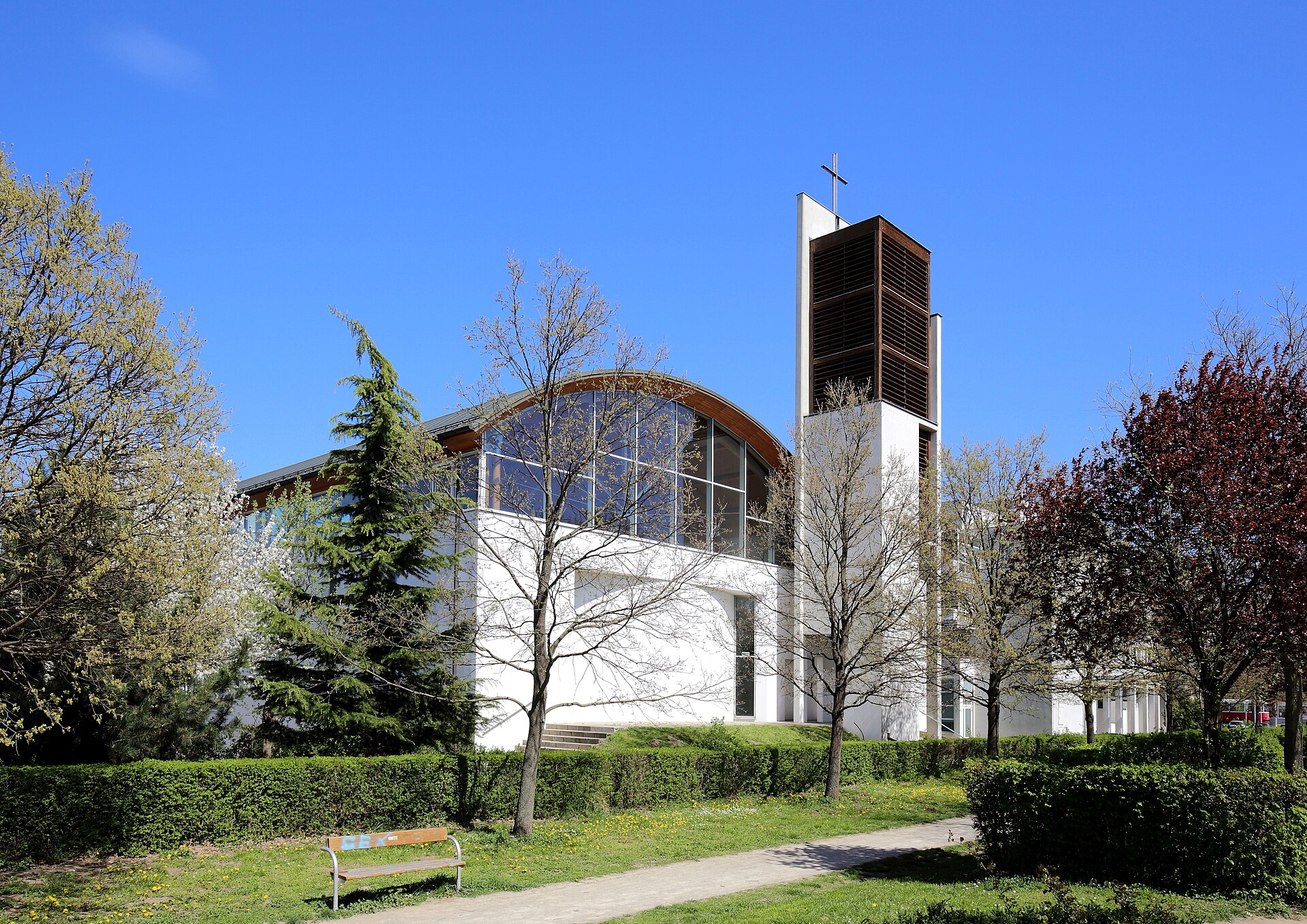 Pfarrkirche Cyrill und Method am Theumermarkt 2 in Wien-Floridsdorf: weißer Kirchenbau mit großer Glasfront und Glockenturm