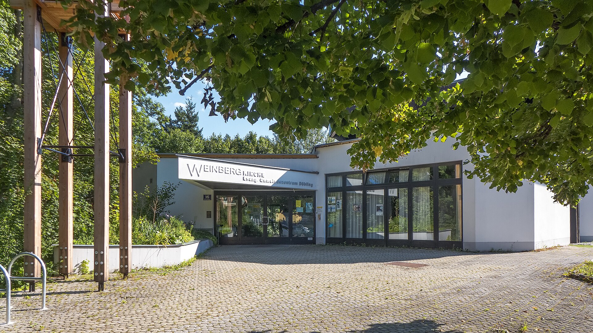 Eingang der Evangelischen Weinbergkirche in der Börnergasse 16 mit dem Schriftzug „Weinbergkirche – Evang. Gemeindezentrum Döbling“